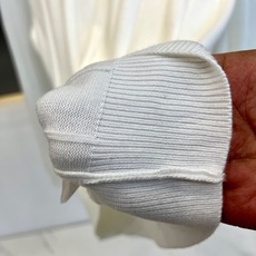 Dior迪奥、蜜蜂半拉链针织Polo 极简智性风,高级米白底色自带温柔质感,半拉链翻领搭配竖向坑条肌理,利落又克制。微阔 Dior迪奥、蜜蜂半拉链针织Polo 极简智性风,高级米白底色自带温柔质感,半拉链翻领搭配竖向坑条肌理,利落又克制。微阔