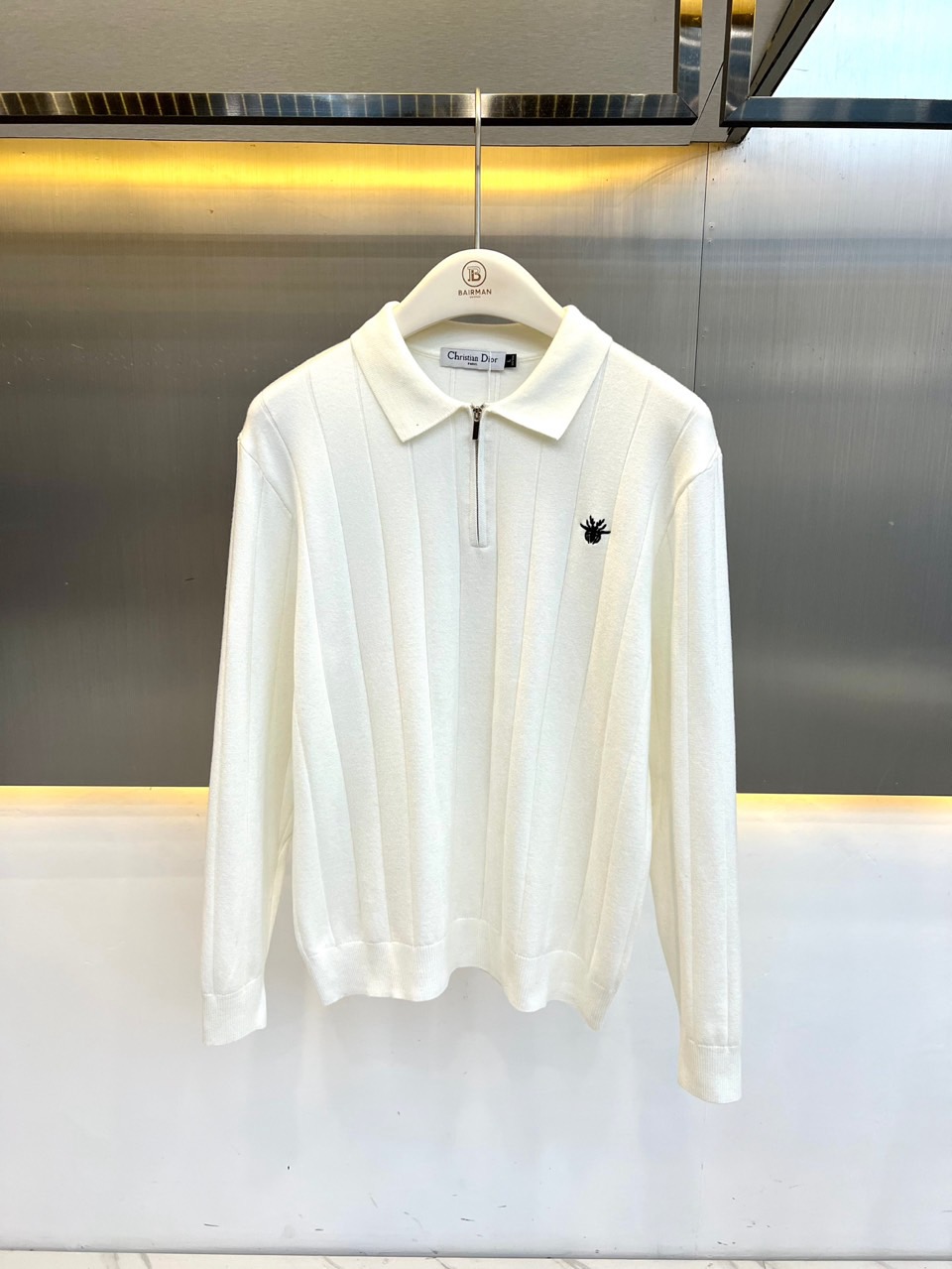 Dior迪奥、蜜蜂半拉链针织Polo 极简智性风，高级米白底色自带温柔质感，半拉链翻领搭配竖向坑条肌理，利落又克制。微阔