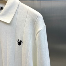 Dior迪奥、蜜蜂半拉链针织Polo 极简智性风,高级米白底色自带温柔质感,半拉链翻领搭配竖向坑条肌理,利落又克制。微阔 Dior迪奥、蜜蜂半拉链针织Polo 极简智性风,高级米白底色自带温柔质感,半拉链翻领搭配竖向坑条肌理,利落又克制。微阔