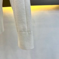 Dior迪奥、蜜蜂半拉链针织Polo 极简智性风,高级米白底色自带温柔质感,半拉链翻领搭配竖向坑条肌理,利落又克制。微阔 Dior迪奥、蜜蜂半拉链针织Polo 极简智性风,高级米白底色自带温柔质感,半拉链翻领搭配竖向坑条肌理,利落又克制。微阔