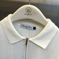 Dior迪奥、蜜蜂半拉链针织Polo 极简智性风,高级米白底色自带温柔质感,半拉链翻领搭配竖向坑条肌理,利落又克制。微阔 Dior迪奥、蜜蜂半拉链针织Polo 极简智性风,高级米白底色自带温柔质感,半拉链翻领搭配竖向坑条肌理,利落又克制。微阔