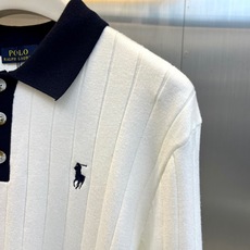 Ralph Lauren拉夫劳伦、风竖坑条针织Polo 极简复古风,高级米白底色自带温柔质感,竖向坑条肌理搭配黑白撞色翻 Ralph Lauren拉夫劳伦、风竖坑条针织Polo 极简复古风,高级米白底色自带温柔质感,竖向坑条肌理搭配黑白撞色翻