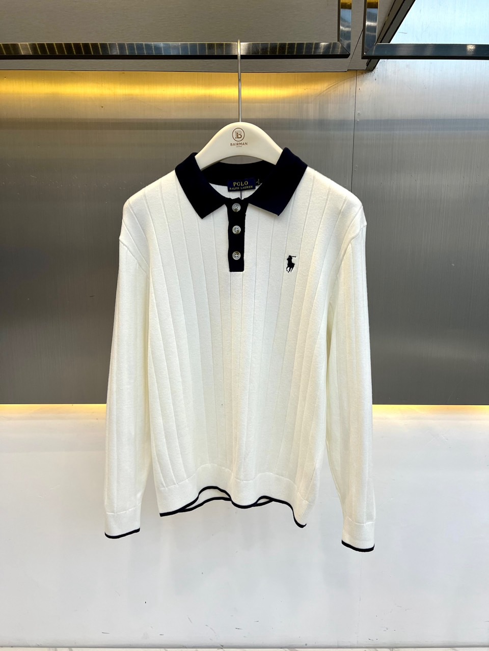 Ralph Lauren拉夫劳伦、风竖坑条针织Polo 极简复古风，高级米白底色自带温柔质感，竖向坑条肌理搭配黑白撞色翻
