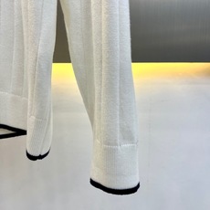 Ralph Lauren拉夫劳伦、风竖坑条针织Polo 极简复古风,高级米白底色自带温柔质感,竖向坑条肌理搭配黑白撞色翻 Ralph Lauren拉夫劳伦、风竖坑条针织Polo 极简复古风,高级米白底色自带温柔质感,竖向坑条肌理搭配黑白撞色翻