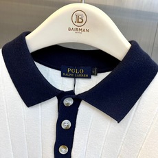 Ralph Lauren拉夫劳伦、风竖坑条针织Polo 极简复古风,高级米白底色自带温柔质感,竖向坑条肌理搭配黑白撞色翻 Ralph Lauren拉夫劳伦、风竖坑条针织Polo 极简复古风,高级米白底色自带温柔质感,竖向坑条肌理搭配黑白撞色翻