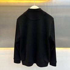 Prada普拉的、三角标针织开衫 秋冬的“松弛感穿搭”🧥 极简老钱风,圆领单排扣搭配经典三角徽标,克制又高级。微阔落肩剪 Prada普拉的、三角标针织开衫 秋冬的“松弛感穿搭”🧥 极简老钱风,圆领单排扣搭配经典三角徽标,克制又高级。微阔落肩剪
