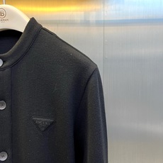 Prada普拉的、三角标针织开衫 秋冬的“松弛感穿搭”🧥 极简老钱风,圆领单排扣搭配经典三角徽标,克制又高级。微阔落肩剪 Prada普拉的、三角标针织开衫 秋冬的“松弛感穿搭”🧥 极简老钱风,圆领单排扣搭配经典三角徽标,克制又高级。微阔落肩剪