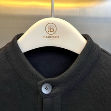 Prada普拉的、三角标针织开衫 秋冬的“松弛感穿搭”🧥 极简老钱风,圆领单排扣搭配经典三角徽标,克制又高级。微阔落肩剪 Prada普拉的、三角标针织开衫 秋冬的“松弛感穿搭”🧥 极简老钱风,圆领单排扣搭配经典三角徽标,克制又高级。微阔落肩剪