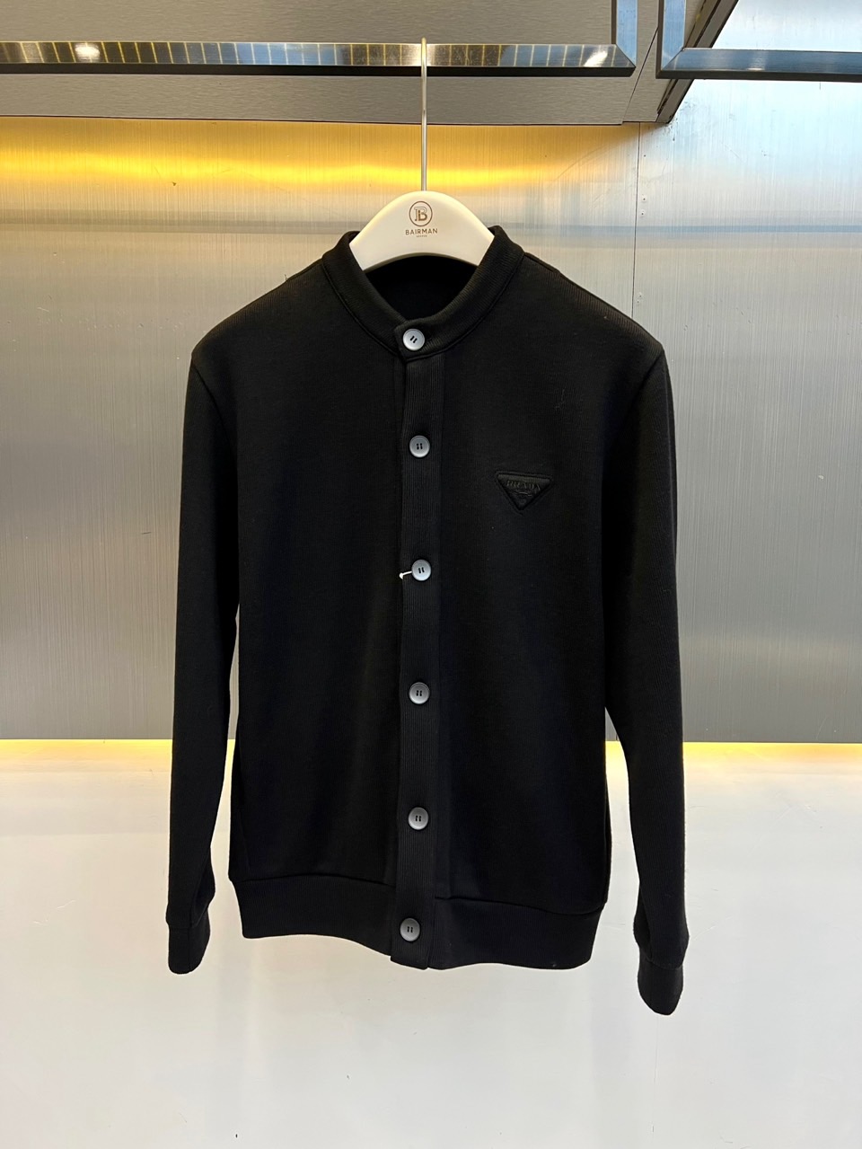 Prada普拉的、三角标针织开衫 秋冬的“松弛感穿搭”🧥 极简老钱风，圆领单排扣搭配经典三角徽标，克制又高级。微阔落肩剪