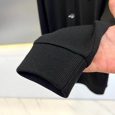 Prada普拉的、三角标针织开衫 秋冬的“松弛感穿搭”🧥 极简老钱风,圆领单排扣搭配经典三角徽标,克制又高级。微阔落肩剪 Prada普拉的、三角标针织开衫 秋冬的“松弛感穿搭”🧥 极简老钱风,圆领单排扣搭配经典三角徽标,克制又高级。微阔落肩剪
