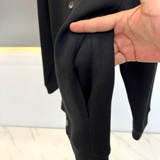 Prada普拉的、三角标针织开衫 秋冬的“松弛感穿搭”🧥 极简老钱风,圆领单排扣搭配经典三角徽标,克制又高级。微阔落肩剪 Prada普拉的、三角标针织开衫 秋冬的“松弛感穿搭”🧥 极简老钱风,圆领单排扣搭配经典三角徽标,克制又高级。微阔落肩剪