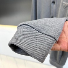 Prada普拉的、三角标针织开衫 秋冬的“松弛感穿搭”🧥 极简老钱风,圆领单排扣搭配经典三角徽标,克制又高级。微阔落肩剪 Prada普拉的、三角标针织开衫 秋冬的“松弛感穿搭”🧥 极简老钱风,圆领单排扣搭配经典三角徽标,克制又高级。微阔落肩剪