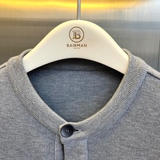 Prada普拉的、三角标针织开衫 秋冬的“松弛感穿搭”🧥 极简老钱风,圆领单排扣搭配经典三角徽标,克制又高级。微阔落肩剪 Prada普拉的、三角标针织开衫 秋冬的“松弛感穿搭”🧥 极简老钱风,圆领单排扣搭配经典三角徽标,克制又高级。微阔落肩剪