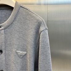 Prada普拉的、三角标针织开衫 秋冬的“松弛感穿搭”🧥 极简老钱风,圆领单排扣搭配经典三角徽标,克制又高级。微阔落肩剪 Prada普拉的、三角标针织开衫 秋冬的“松弛感穿搭”🧥 极简老钱风,圆领单排扣搭配经典三角徽标,克制又高级。微阔落肩剪