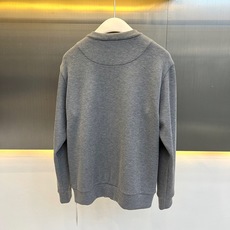 Prada普拉的、三角标针织开衫 秋冬的“松弛感穿搭”🧥 极简老钱风,圆领单排扣搭配经典三角徽标,克制又高级。微阔落肩剪 Prada普拉的、三角标针织开衫 秋冬的“松弛感穿搭”🧥 极简老钱风,圆领单排扣搭配经典三角徽标,克制又高级。微阔落肩剪