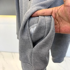 Prada普拉的、三角标针织开衫 秋冬的“松弛感穿搭”🧥 极简老钱风,圆领单排扣搭配经典三角徽标,克制又高级。微阔落肩剪 Prada普拉的、三角标针织开衫 秋冬的“松弛感穿搭”🧥 极简老钱风,圆领单排扣搭配经典三角徽标,克制又高级。微阔落肩剪
