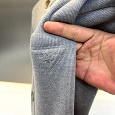 Prada普拉的、三角标针织开衫 秋冬的“松弛感穿搭”🧥 极简老钱风,圆领单排扣搭配经典三角徽标,克制又高级。微阔落肩剪 Prada普拉的、三角标针织开衫 秋冬的“松弛感穿搭”🧥 极简老钱风,圆领单排扣搭配经典三角徽标,克制又高级。微阔落肩剪