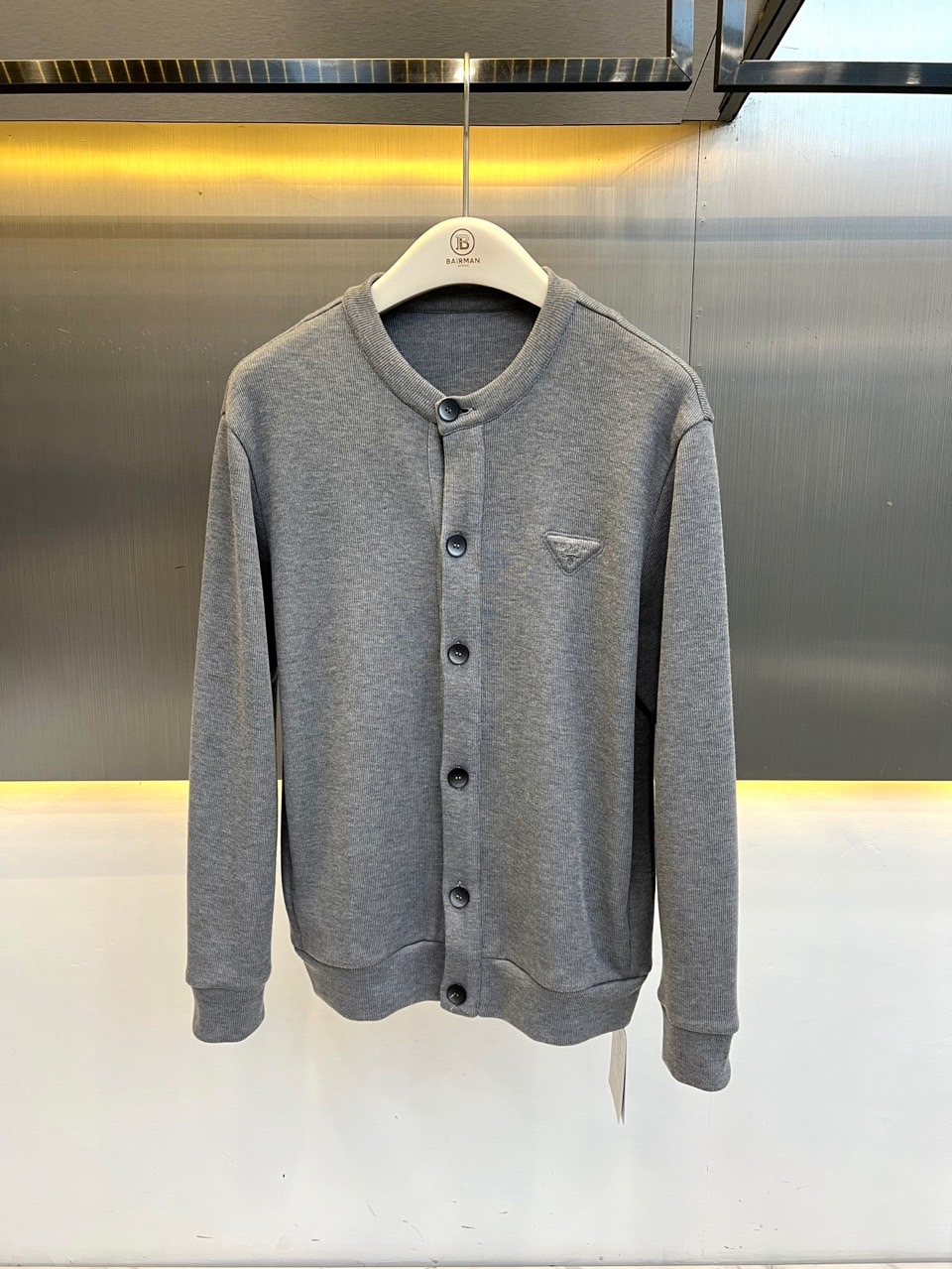 Prada普拉的、三角标针织开衫 秋冬的“松弛感穿搭”🧥 极简老钱风，圆领单排扣搭配经典三角徽标，克制又高级。微阔落肩剪
