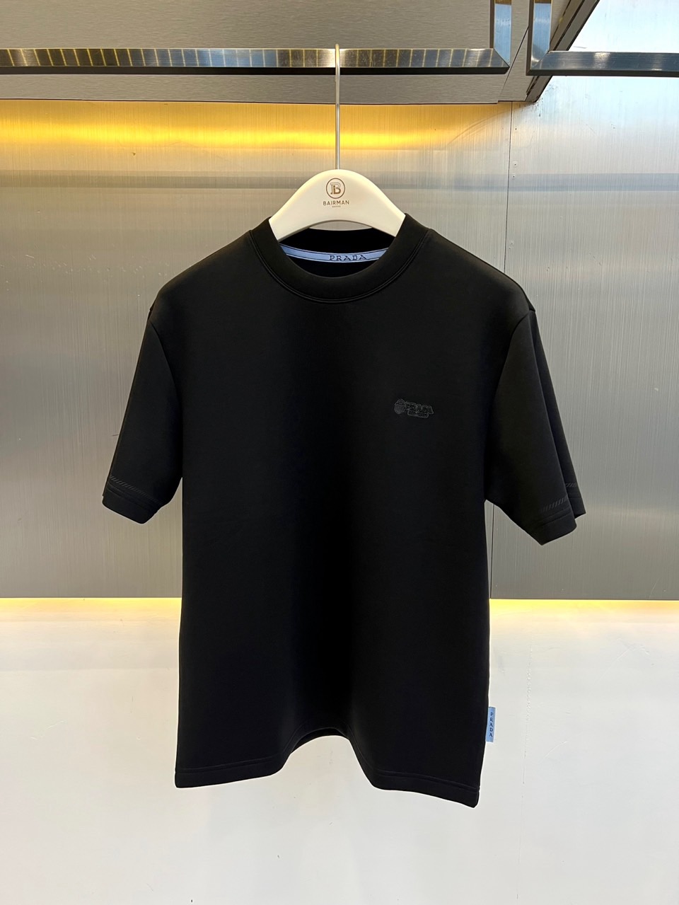 Prad普拉达、2026秋冬新品基础款短袖 T 恤。 一件质感到位的T恤，男生衣柜永远缺一件！ 微宽松剪裁，弱化肩背臃肿