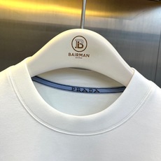 Prad普拉达、2026秋冬新品基础款短袖 T 恤。 一件质感到位的T恤,男生衣柜永远缺一件! 微宽松剪裁,弱化肩背臃肿 Prad普拉达、2026秋冬新品基础款短袖 T 恤。 一件质感到位的T恤,男生衣柜永远缺一件! 微宽松剪裁,弱化肩背臃肿