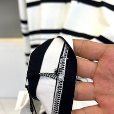 Maison Margiela马吉拉、 黑白宽条纹圆领长袖|极简主义的视觉锚点 这件马吉拉用经典黑白宽条纹奠定高辨识度, Maison Margiela马吉拉、 黑白宽条纹圆领长袖|极简主义的视觉锚点 这件马吉拉用经典黑白宽条纹奠定高辨识度,