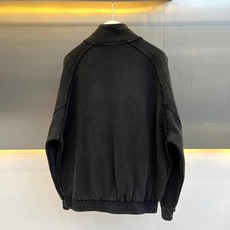 Urban SoPhistication 深棕双笑脸立领夹克|街头松弛的趣味底牌 这件US跳出常规,用深棕摩卡色调搭配经 Urban SoPhistication 深棕双笑脸立领夹克|街头松弛的趣味底牌 这件US跳出常规,用深棕摩卡色调搭配经