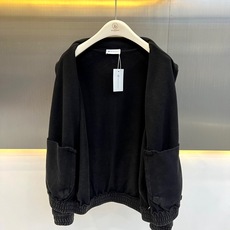 Urban SoPhistication 深棕双笑脸立领夹克|街头松弛的趣味底牌 这件US跳出常规,用深棕摩卡色调搭配经 Urban SoPhistication 深棕双笑脸立领夹克|街头松弛的趣味底牌 这件US跳出常规,用深棕摩卡色调搭配经
