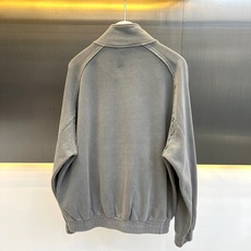 Urban SoPhistication 深棕双笑脸立领夹克|街头松弛的趣味底牌 这件US跳出常规,用深棕摩卡色调搭配经 Urban SoPhistication 深棕双笑脸立领夹克|街头松弛的趣味底牌 这件US跳出常规,用深棕摩卡色调搭配经