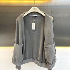Urban SoPhistication 深棕双笑脸立领夹克|街头松弛的趣味底牌 这件US跳出常规,用深棕摩卡色调搭配经 Urban SoPhistication 深棕双笑脸立领夹克|街头松弛的趣味底牌 这件US跳出常规,用深棕摩卡色调搭配经