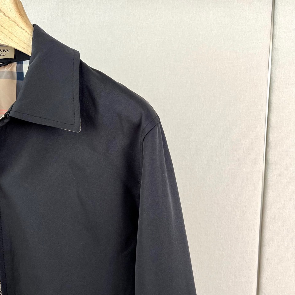 Bur巴宝莉、2026秋冬新品男士翻领夹克外套。 一件搞定通勤日常，成熟男人衣柜刚需！ 利落短款版型，修饰腰身不显臃肿；