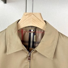 Bur巴宝莉、2026秋冬新品男士翻领夹克外套。 一件搞定通勤日常,成熟男人衣柜刚需! 利落短款版型,修饰腰身不显臃肿; Bur巴宝莉、2026秋冬新品男士翻领夹克外套。 一件搞定通勤日常,成熟男人衣柜刚需! 利落短款版型,修饰腰身不显臃肿;