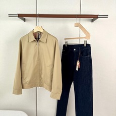 Bur巴宝莉、2026秋冬新品男士翻领夹克外套。 一件搞定通勤日常,成熟男人衣柜刚需! 利落短款版型,修饰腰身不显臃肿; Bur巴宝莉、2026秋冬新品男士翻领夹克外套。 一件搞定通勤日常,成熟男人衣柜刚需! 利落短款版型,修饰腰身不显臃肿;