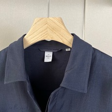 BERLUTI 布鲁提、2026秋冬新品男士衬衫套装。 一套直接出门,不用费心搭配! 利落剪裁修饰腰腹和腿型,弱化身材臃 BERLUTI 布鲁提、2026秋冬新品男士衬衫套装。 一套直接出门,不用费心搭配! 利落剪裁修饰腰腹和腿型,弱化身材臃