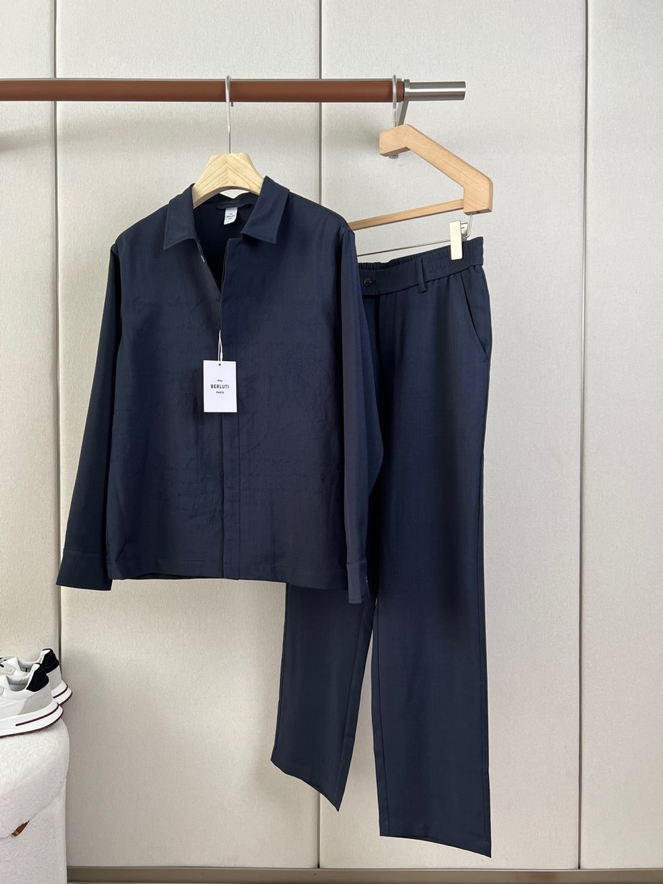 BERLUTI 布鲁提、2026秋冬新品男士衬衫套装。 一套直接出门，不用费心搭配！ 利落剪裁修饰腰腹和腿型，弱化身材臃