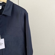 BERLUTI 布鲁提、2026秋冬新品男士衬衫套装。 一套直接出门,不用费心搭配! 利落剪裁修饰腰腹和腿型,弱化身材臃 BERLUTI 布鲁提、2026秋冬新品男士衬衫套装。 一套直接出门,不用费心搭配! 利落剪裁修饰腰腹和腿型,弱化身材臃