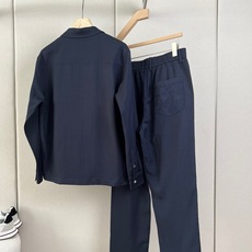 BERLUTI 布鲁提、2026秋冬新品男士衬衫套装。 一套直接出门,不用费心搭配! 利落剪裁修饰腰腹和腿型,弱化身材臃 BERLUTI 布鲁提、2026秋冬新品男士衬衫套装。 一套直接出门,不用费心搭配! 利落剪裁修饰腰腹和腿型,弱化身材臃