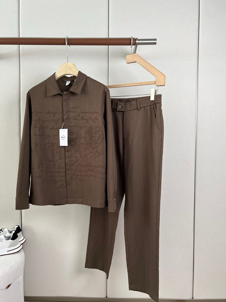 BERLUTI 布鲁提、2026秋冬新品男士衬衫套装。 一套直接出门，不用费心搭配！ 利落剪裁修饰腰腹和腿型，弱化身材臃