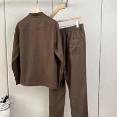 BERLUTI 布鲁提、2026秋冬新品男士衬衫套装。 一套直接出门,不用费心搭配! 利落剪裁修饰腰腹和腿型,弱化身材臃 BERLUTI 布鲁提、2026秋冬新品男士衬衫套装。 一套直接出门,不用费心搭配! 利落剪裁修饰腰腹和腿型,弱化身材臃