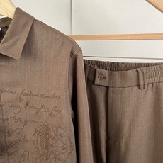 BERLUTI 布鲁提、2026秋冬新品男士衬衫套装。 一套直接出门,不用费心搭配! 利落剪裁修饰腰腹和腿型,弱化身材臃 BERLUTI 布鲁提、2026秋冬新品男士衬衫套装。 一套直接出门,不用费心搭配! 利落剪裁修饰腰腹和腿型,弱化身材臃