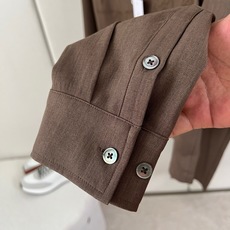 BERLUTI 布鲁提、2026秋冬新品男士衬衫套装。 一套直接出门,不用费心搭配! 利落剪裁修饰腰腹和腿型,弱化身材臃 BERLUTI 布鲁提、2026秋冬新品男士衬衫套装。 一套直接出门,不用费心搭配! 利落剪裁修饰腰腹和腿型,弱化身材臃