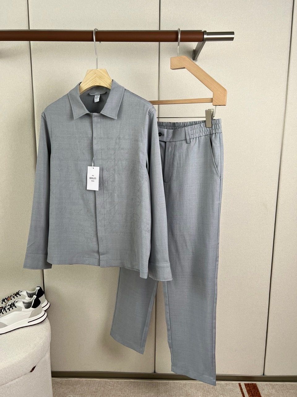 BERLUTI 布鲁提、2026秋冬新品男士衬衫套装。 一套直接出门，不用费心搭配！ 利落剪裁修饰腰腹和腿型，弱化身材臃
