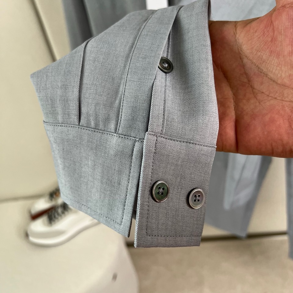 BERLUTI 布鲁提、2026秋冬新品男士衬衫套装。 一套直接出门，不用费心搭配！ 利落剪裁修饰腰腹和腿型，弱化身材臃
