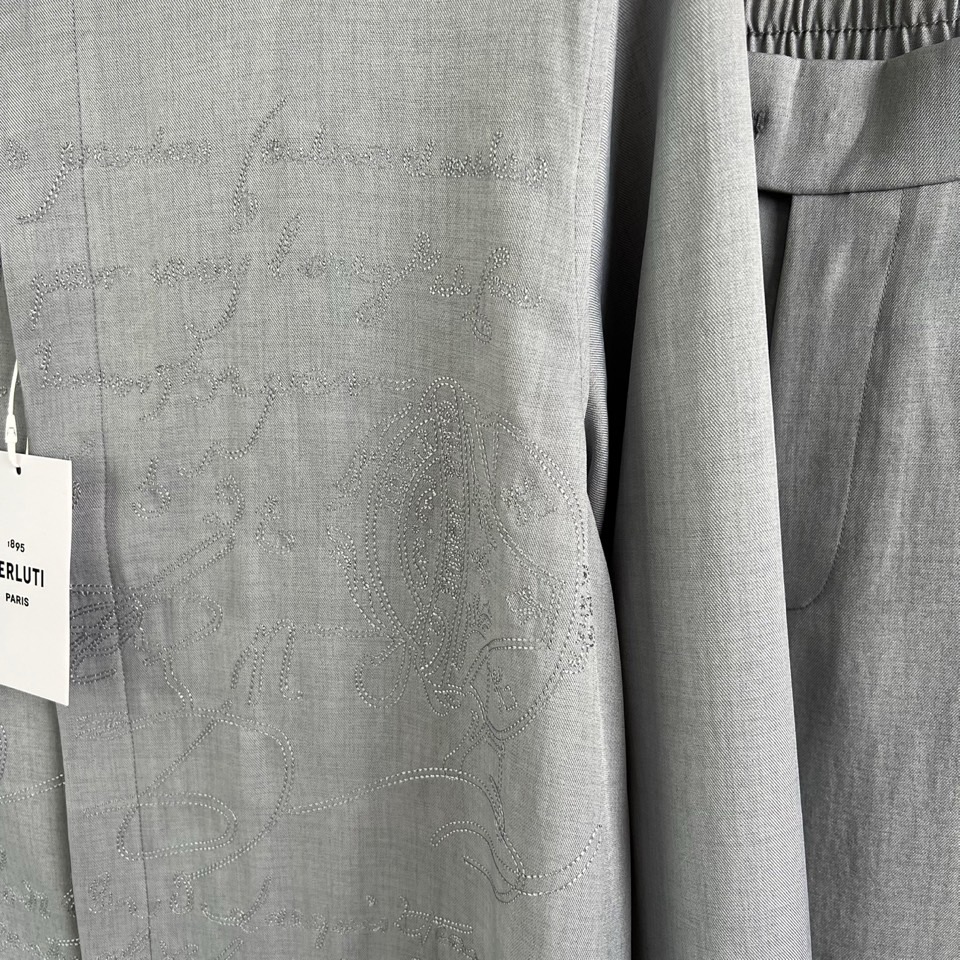 BERLUTI 布鲁提、2026秋冬新品男士衬衫套装。 一套直接出门，不用费心搭配！ 利落剪裁修饰腰腹和腿型，弱化身材臃