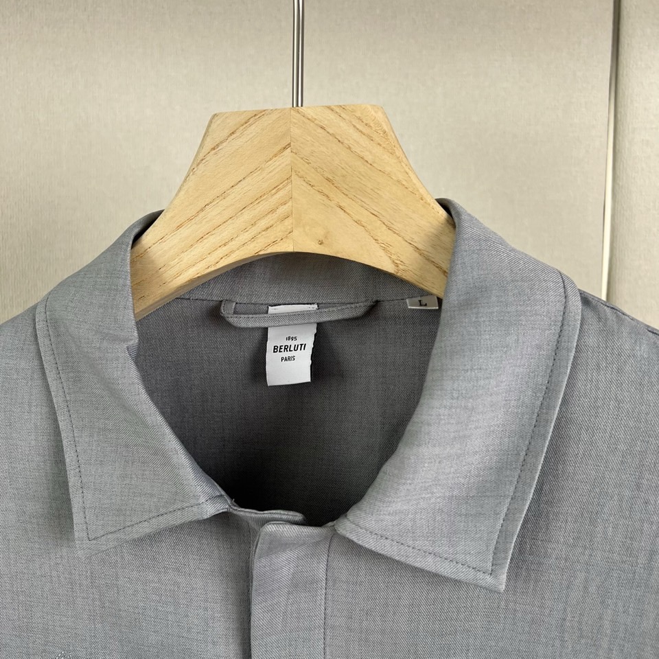 BERLUTI 布鲁提、2026秋冬新品男士衬衫套装。 一套直接出门，不用费心搭配！ 利落剪裁修饰腰腹和腿型，弱化身材臃