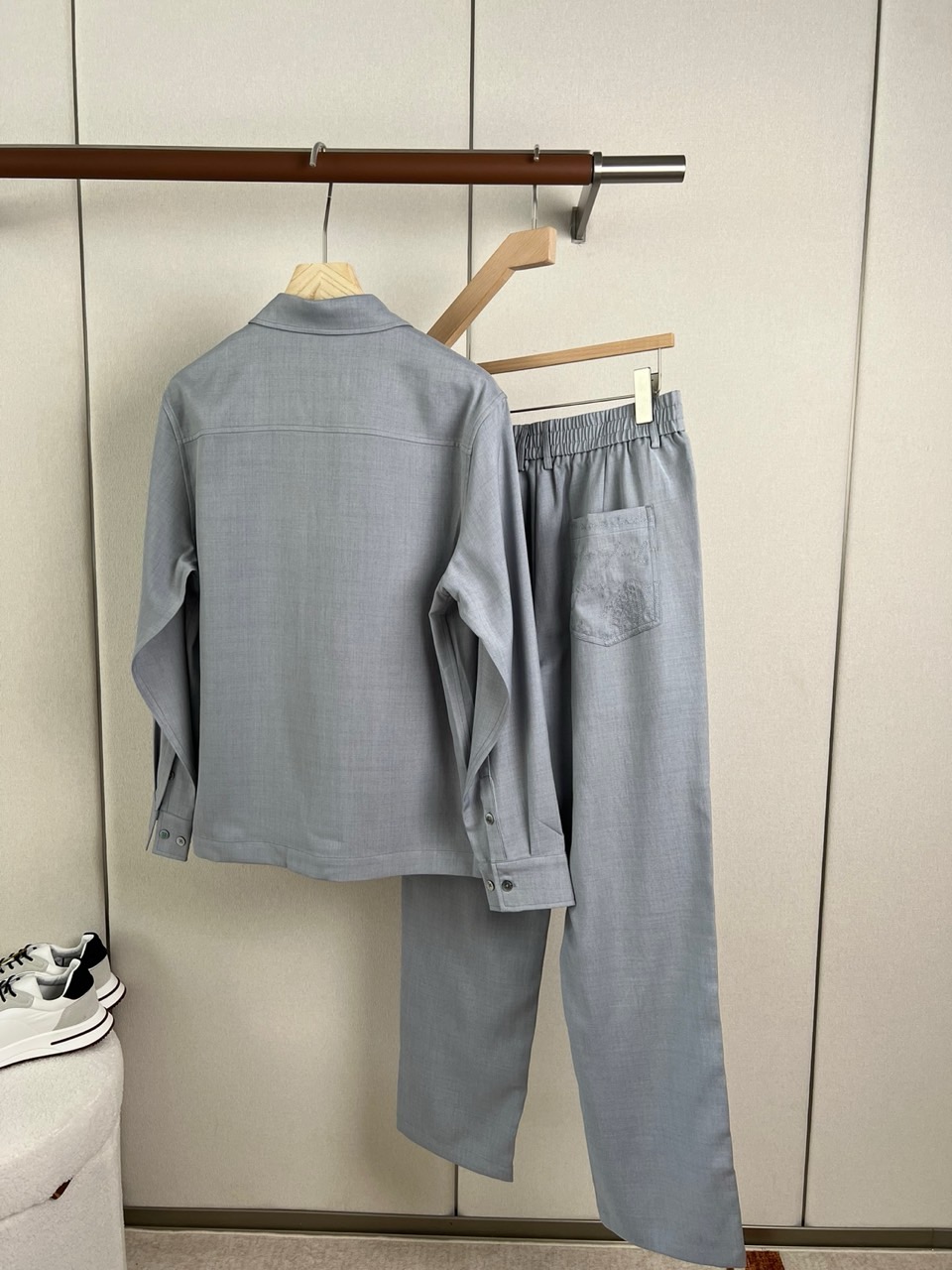 BERLUTI 布鲁提、2026秋冬新品男士衬衫套装。 一套直接出门，不用费心搭配！ 利落剪裁修饰腰腹和腿型，弱化身材臃