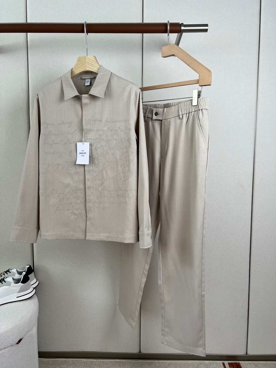 BERLUTI 布鲁提、2026秋冬新品男士衬衫套装。 一套直接出门，不用费心搭配！ 利落剪裁修饰腰腹和腿型，弱化身材臃