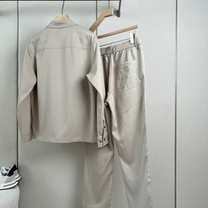 BERLUTI 布鲁提、2026秋冬新品男士衬衫套装。 一套直接出门,不用费心搭配! 利落剪裁修饰腰腹和腿型,弱化身材臃 BERLUTI 布鲁提、2026秋冬新品男士衬衫套装。 一套直接出门,不用费心搭配! 利落剪裁修饰腰腹和腿型,弱化身材臃