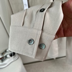 BERLUTI 布鲁提、2026秋冬新品男士衬衫套装。 一套直接出门,不用费心搭配! 利落剪裁修饰腰腹和腿型,弱化身材臃 BERLUTI 布鲁提、2026秋冬新品男士衬衫套装。 一套直接出门,不用费心搭配! 利落剪裁修饰腰腹和腿型,弱化身材臃