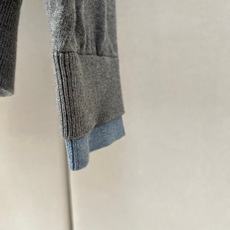Prad普拉达、2026秋冬新品经典翻领针织衫。 这件撞色针织衫一挂出来就忍不住想占为己有! 轻商务休闲风拿捏得刚刚好, Prad普拉达、2026秋冬新品经典翻领针织衫。 这件撞色针织衫一挂出来就忍不住想占为己有! 轻商务休闲风拿捏得刚刚好,