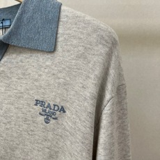 Prad普拉达、2026秋冬新品经典翻领针织衫。 这件撞色针织衫一挂出来就忍不住想占为己有! 轻商务休闲风拿捏得刚刚好, Prad普拉达、2026秋冬新品经典翻领针织衫。 这件撞色针织衫一挂出来就忍不住想占为己有! 轻商务休闲风拿捏得刚刚好,